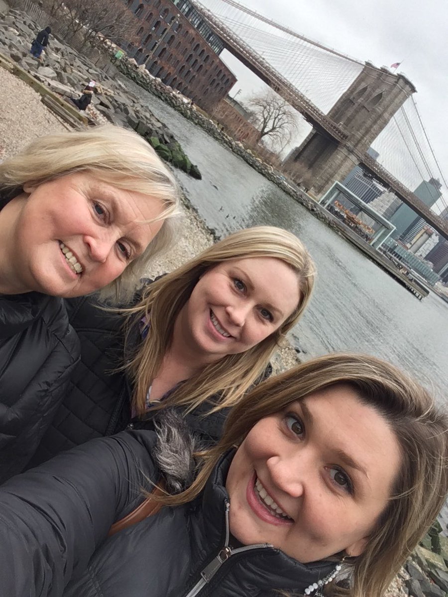 Ashleybethnyc1's tweet photo. Will I ever feel my hands again? #dumboselfie https://t.co/cPC6imrcCQ