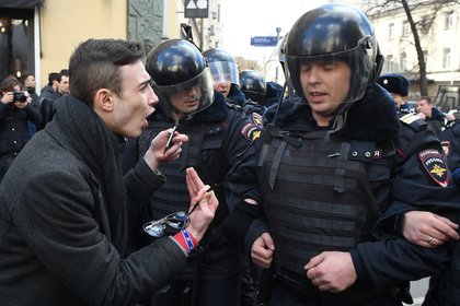 Итоги дня ☝

По факту посягательства на жизнь полицейского на митинге в Москве возбудили дело, а число задержанных превысило 500 человек.
