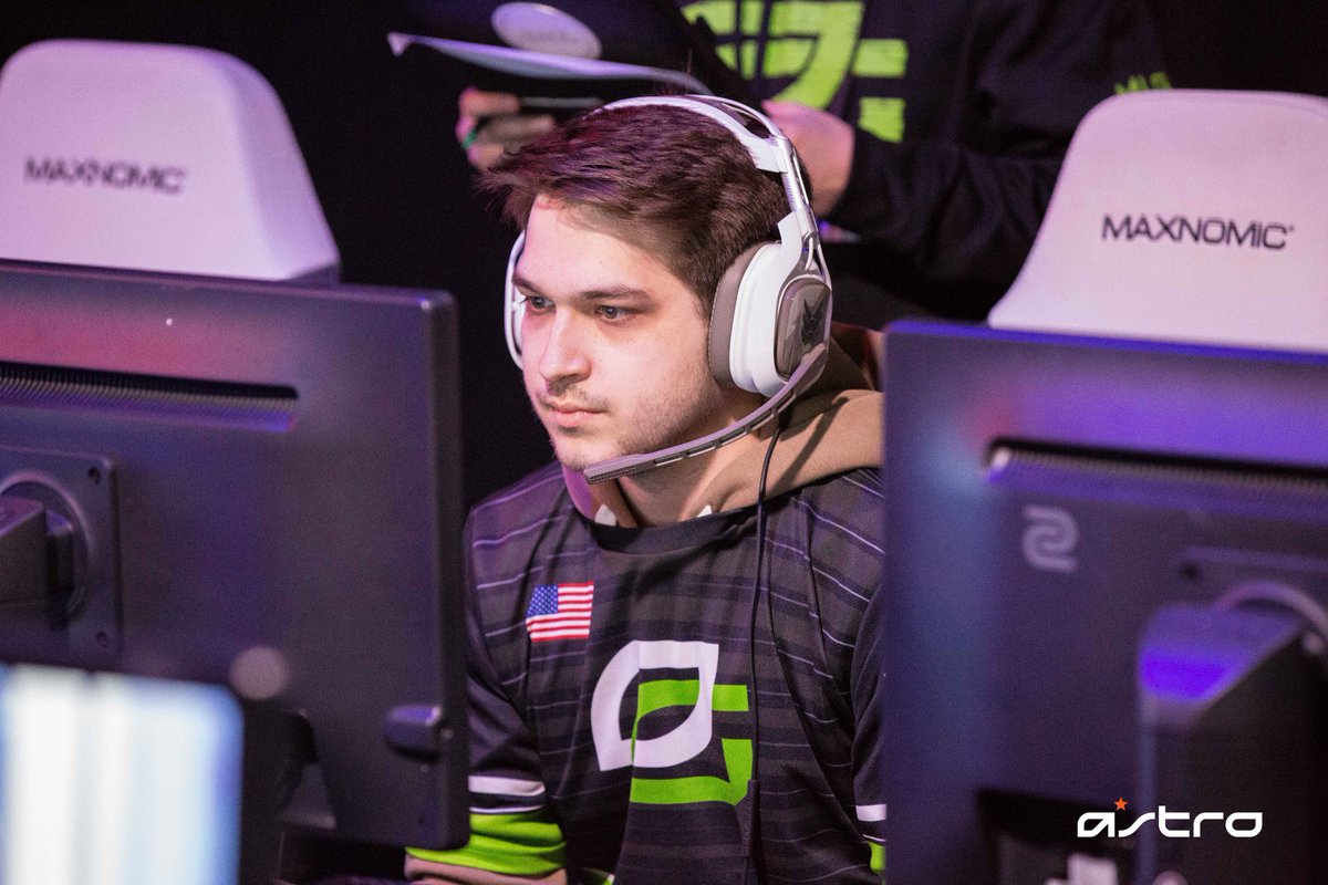 Halo's tweet photo. It is time for the Halo World Championship 2017 Grand Finals! We've got @OpTicGaming vs @TeamEnVyUs live on https://t.co/qEDRaBYFIU! #HaloWC https://t.co/jfUfNX7T7Y