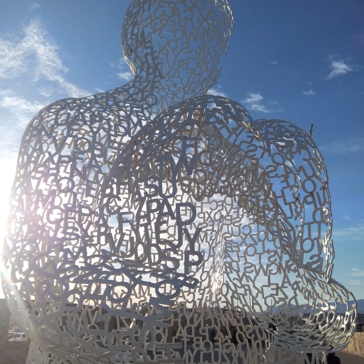 Quelle super fin d'après-midi ! Belle sculpture de Jaume Piensa à #antibes. Bonne fin de #weekend #HappySunday  #dimanche