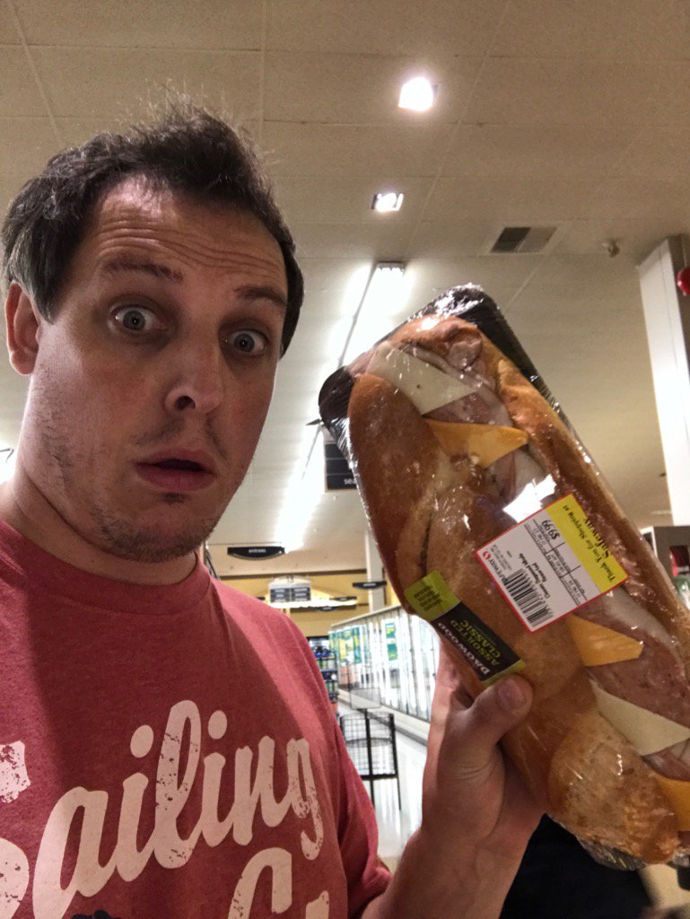 Markkk_333's tweet image. Qui peux manger un sandwich aussi gros ?!