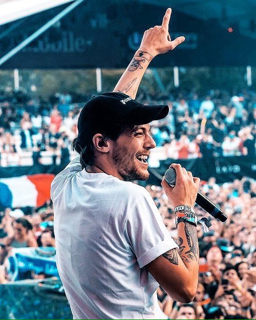 awakezin's tweet photo. La sonrisa de louis me acaba de alegrar la vida https://t.co/k5bfdJWF2M