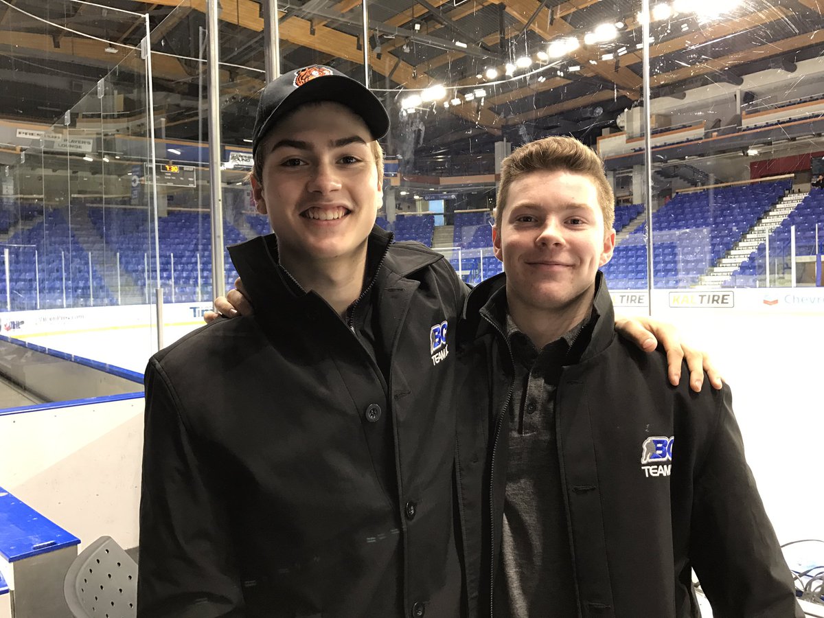 VWGiants_aaa's tweet photo. Tremendous thanks to group leaders @willie142001 @KoltonCousins for spending time with our athletes this camp @BCHockey_Source https://t.co/AvELNPuziF
