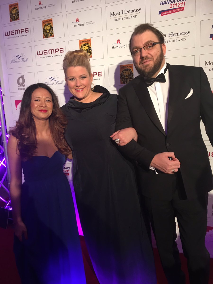 <a href="/ankeharnack/">Anke Harnack</a> das war schön, dass wir uns auf dem roten Teppich beim Blauen Ball trafen ❤️🙏❤️