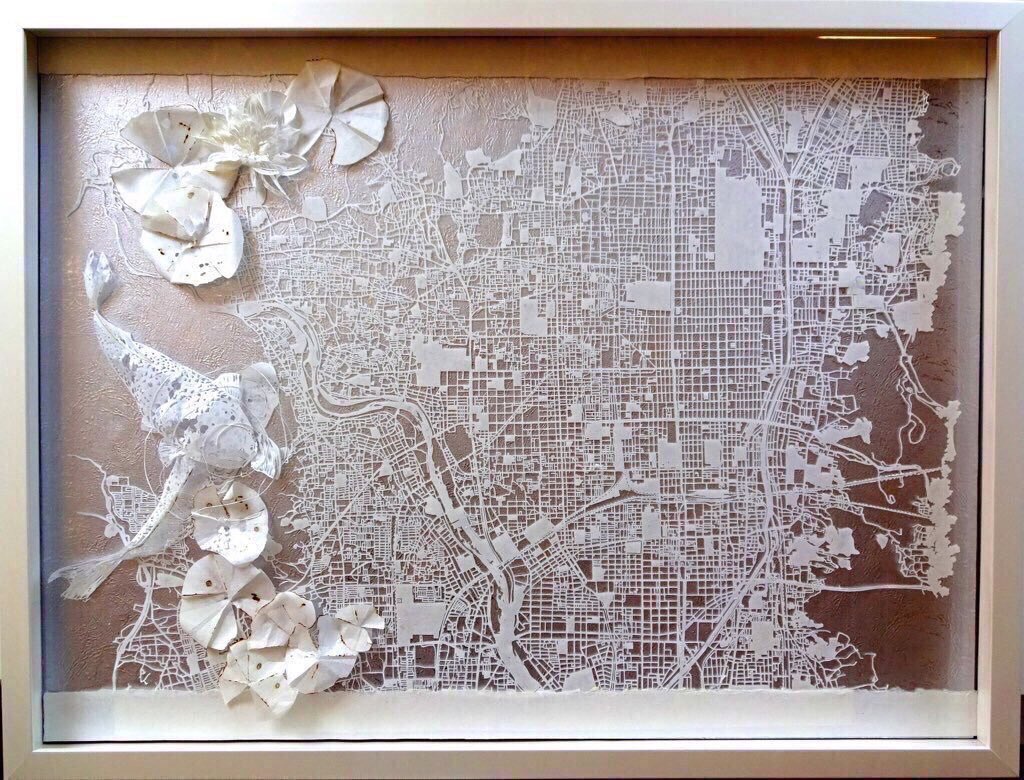 Souma 立体切り絵作家 A Twitter 和紙で創作した作品 京都地図です 地図の部分を水面に見立てて 鯉を泳がせています T Co Njiumvw3rt