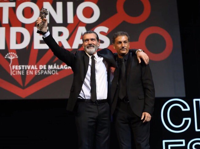 bandera_javier's tweet photo. Noche emotiva en el Cervantes... más que merecida Biznaga de oro Honorífica. https://t.co/pzn3pyWlTQ