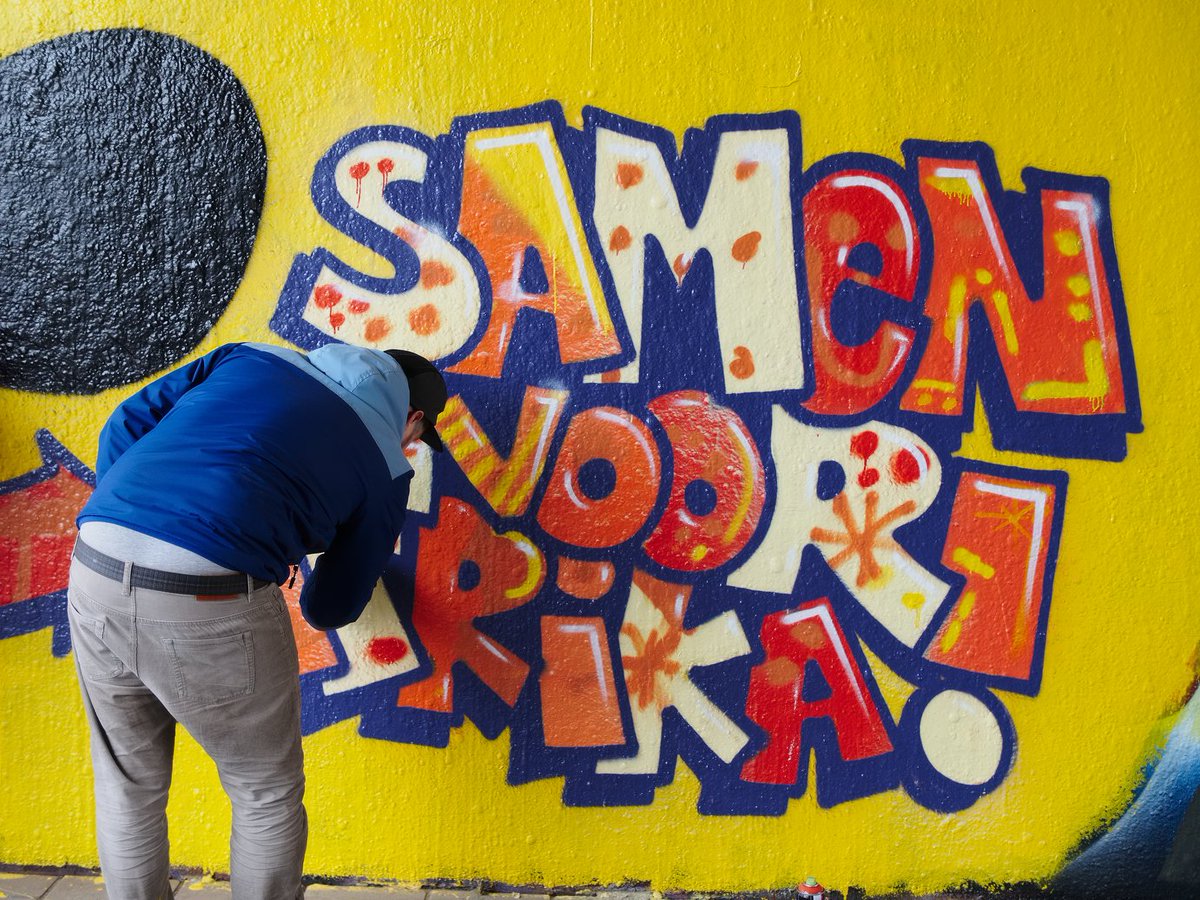 RodeKruis's tweet photo. Vandaag hebben kunstenaars en leerlingen van The Hague Street Art deze toffe graffiti aangebracht om geld op te halen voor #Giro555. https://t.co/zEjWENiZ17
