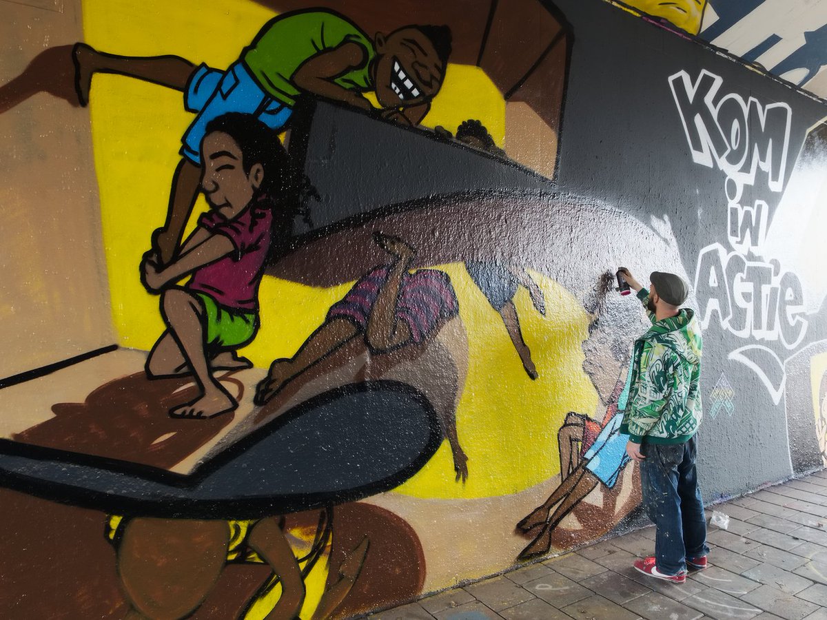 RodeKruis's tweet photo. Vandaag hebben kunstenaars en leerlingen van The Hague Street Art deze toffe graffiti aangebracht om geld op te halen voor #Giro555. https://t.co/zEjWENiZ17