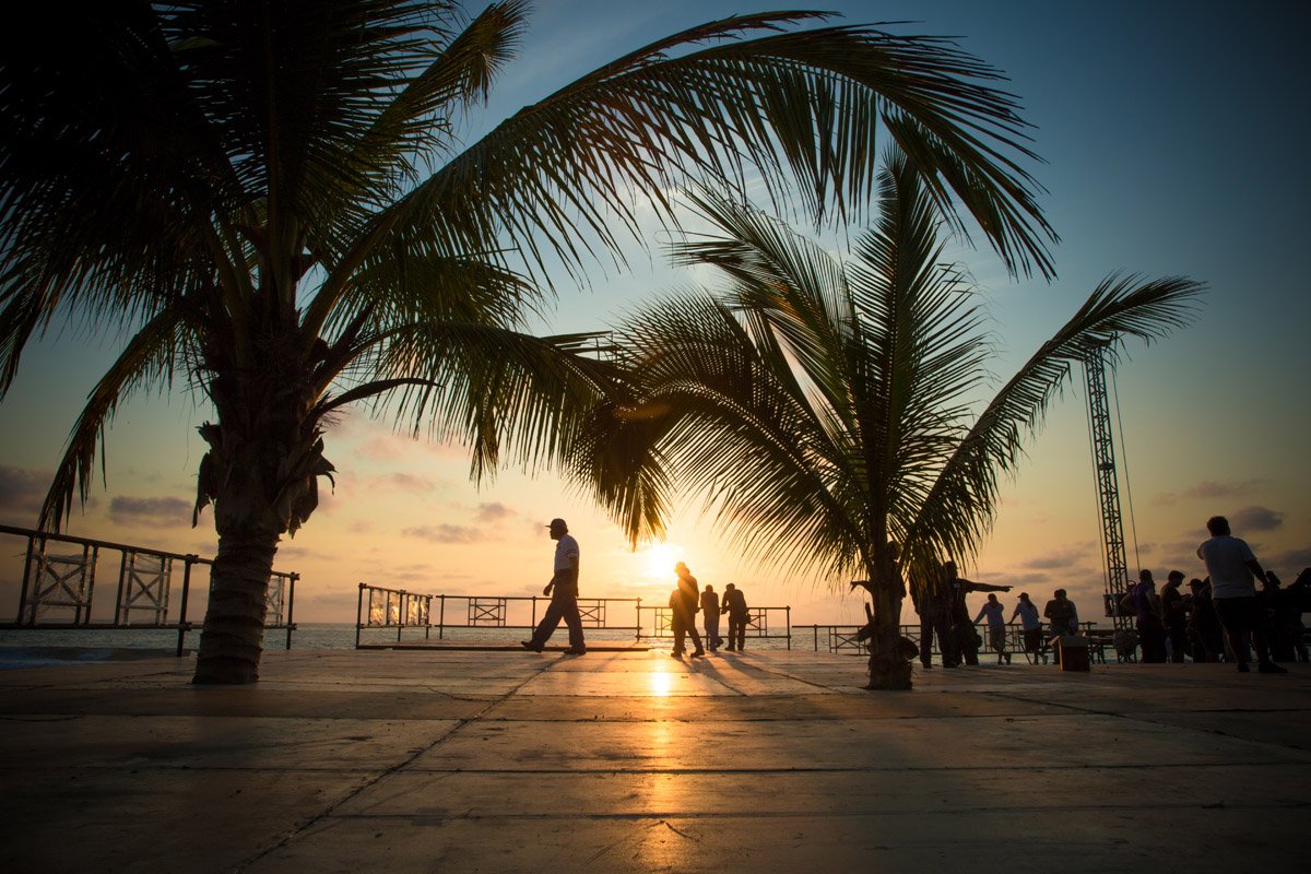 What a great shot of our hardworking team! Installing in #Mexico!