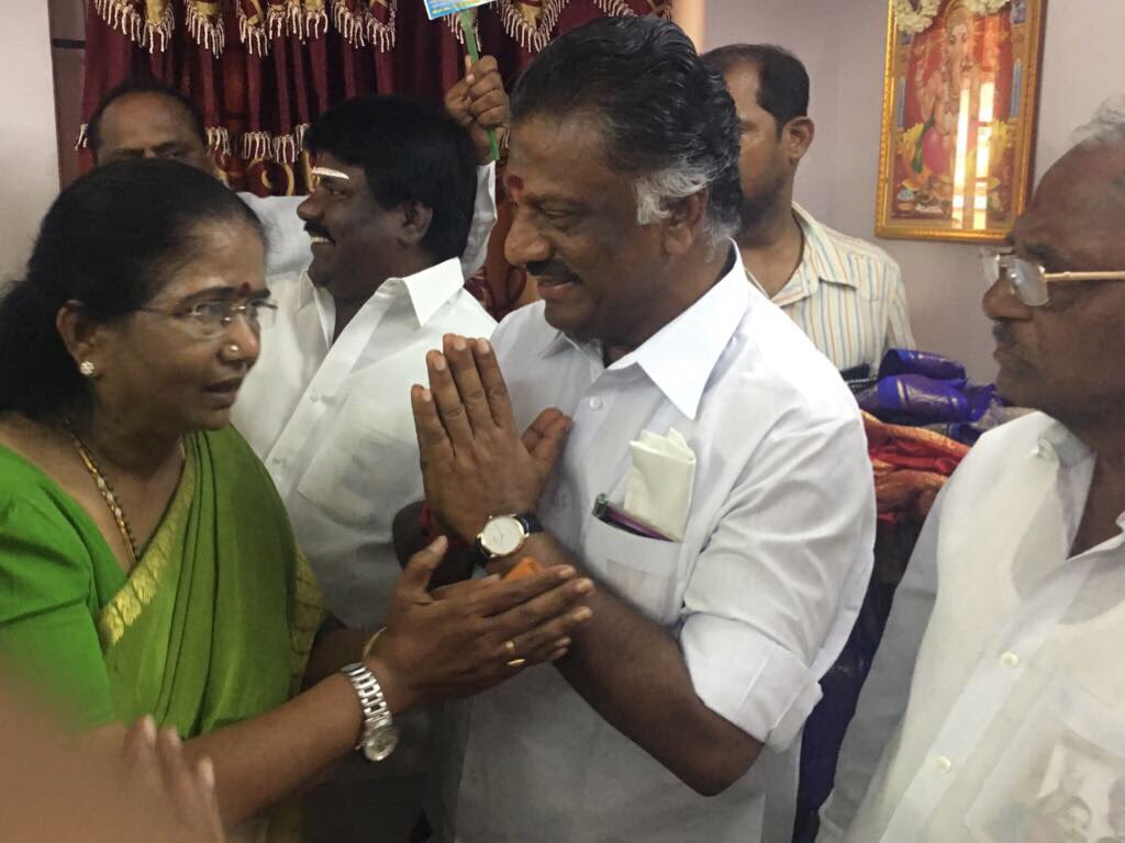 GThilakavathi's tweet photo. அண்ணன் திரு.மதுசூதனனின் அமோக வெற்றிக்கான பணிமனைத் தொடக்க விழாவின் போது.@OfficeOfOPS @mafoikprajan @MadhumalarV #WeSupportOPS #RKNagarByPoll https://t.co/HzArafGCsx