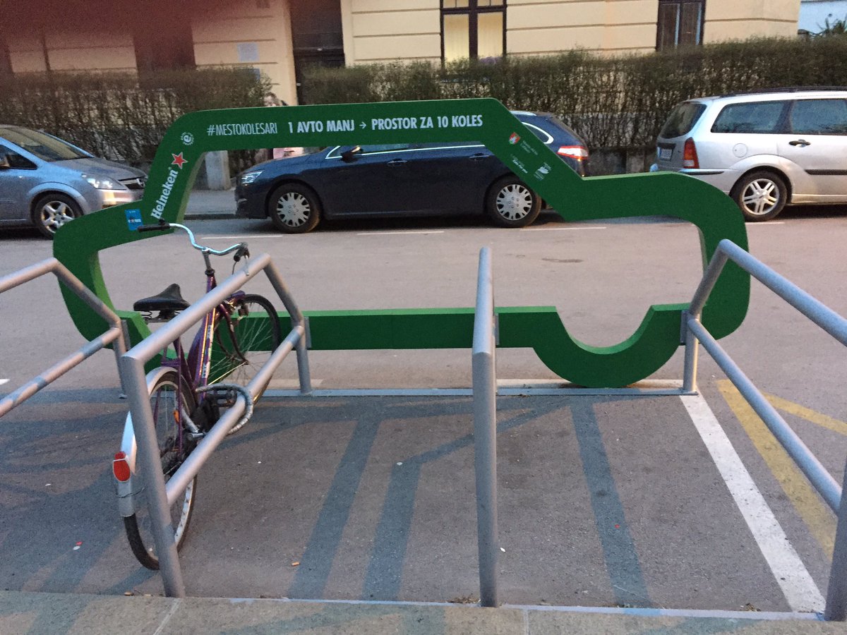 Jvandernet's tweet photo. @lotvanhooijdonk fietsen parkeren ipv auto's: fietsstad Ljubljana, Slovenië https://t.co/gtR77BUde6