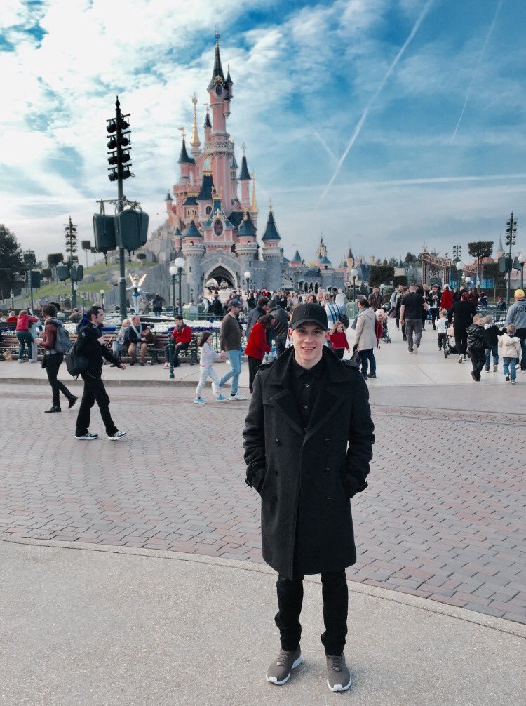 L0oiic's tweet photo. Quoi de mieux que Disneyland pour fêter le passage des 10 millions de vues pour "Million Eyes"? #MERCI #10M #MillionEyes https://t.co/Lo8Gi6dDBH