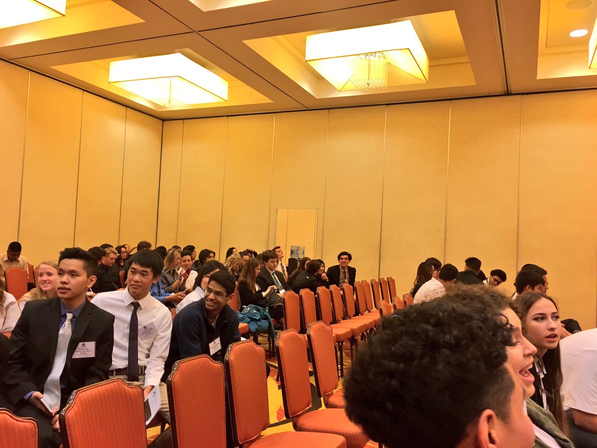 BundleBoxCo's tweet image. Bundle Box employees enjoying the Social Media &amp;amp; Branding seminar presented by @kregobiz at the @VEInternational Bay Area Trade Show 👍🏼