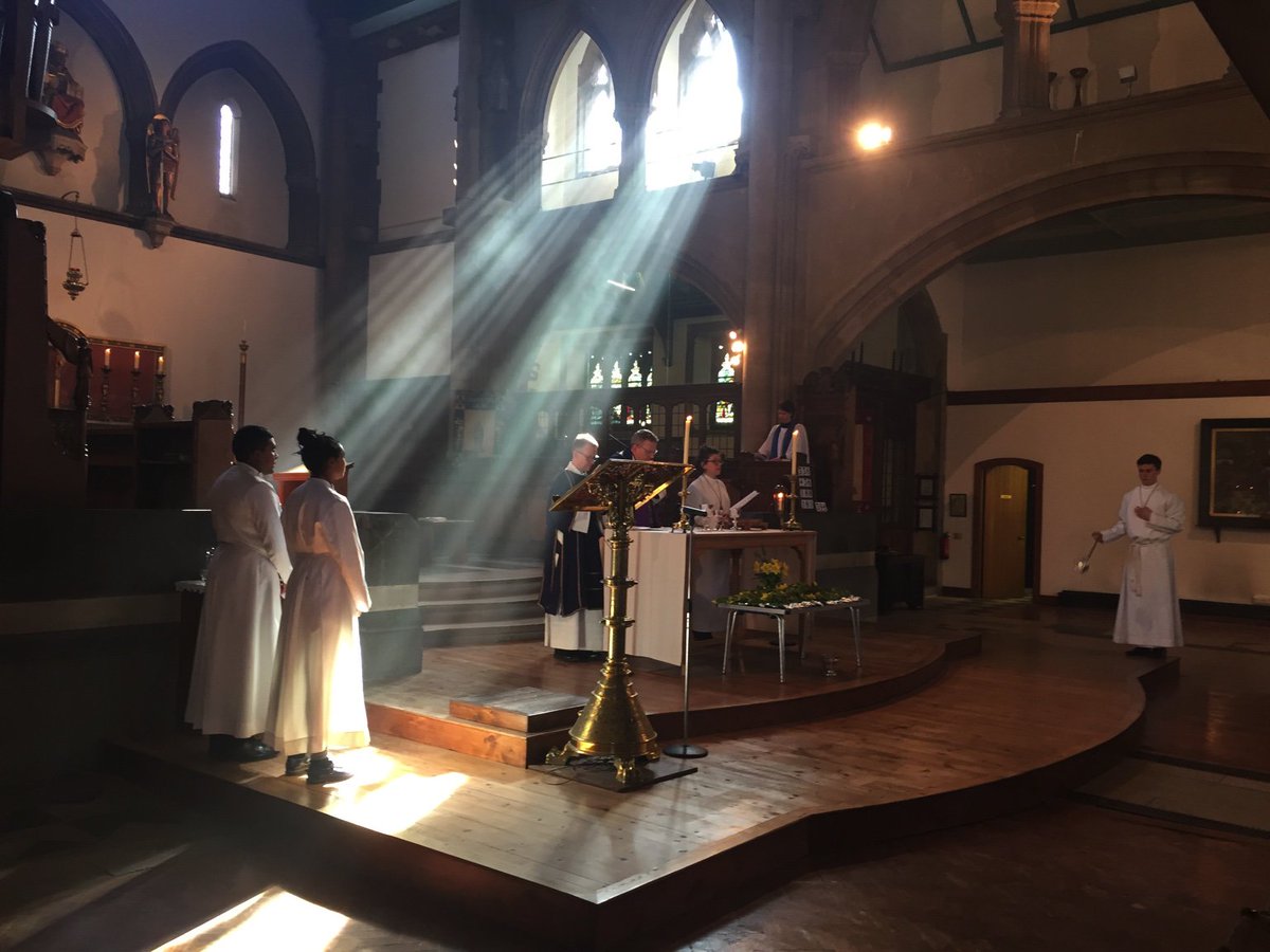 revmselby's tweet photo. Mothering Sunday bathed in sunlight @stpeterealing https://t.co/Dg3OTCcaXN