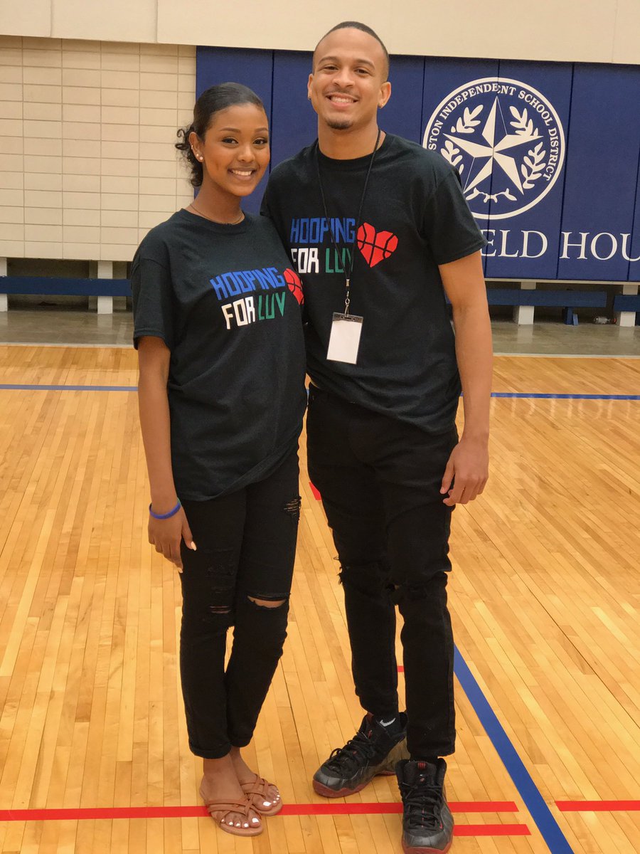 LEAHCIMTELIL's tweet photo. Shoutout to my hype-men, even though we argue and make fun of each other 95% of the time I wouldn't want anyone else. #HoopingforLuv πβοΈ https://t.co/158UqzHzTw
