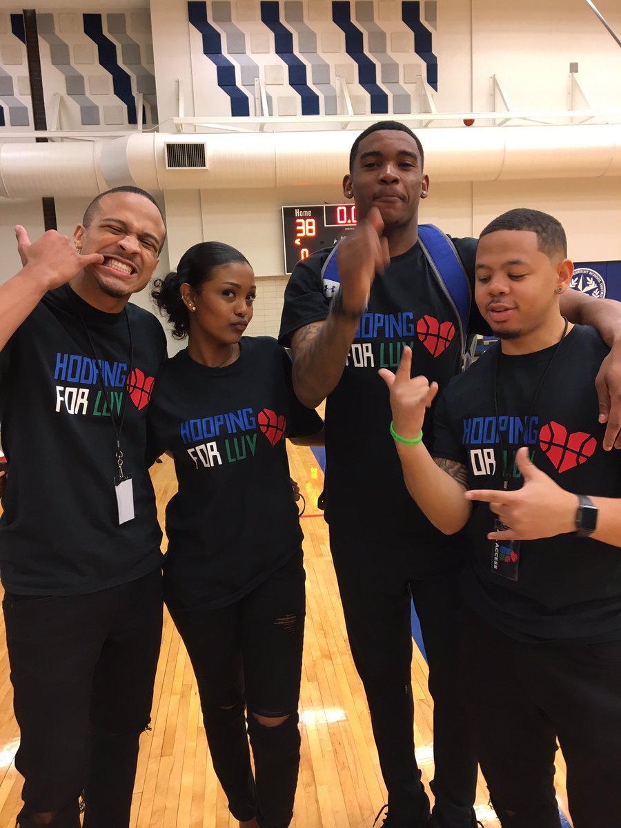 LEAHCIMTELIL's tweet photo. Shoutout to my hype-men, even though we argue and make fun of each other 95% of the time I wouldn't want anyone else. #HoopingforLuv πβοΈ https://t.co/158UqzHzTw