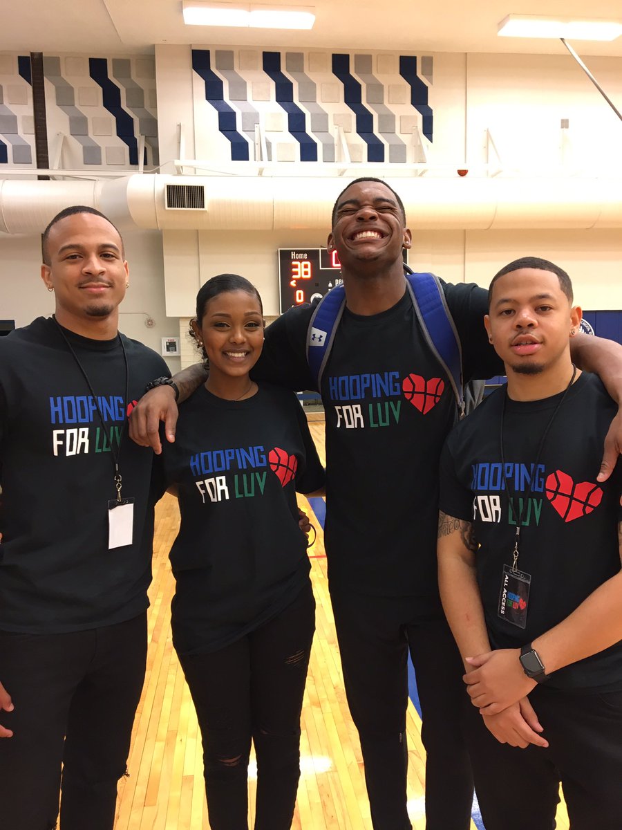 LEAHCIMTELIL's tweet photo. Shoutout to my hype-men, even though we argue and make fun of each other 95% of the time I wouldn't want anyone else. #HoopingforLuv πβοΈ https://t.co/158UqzHzTw