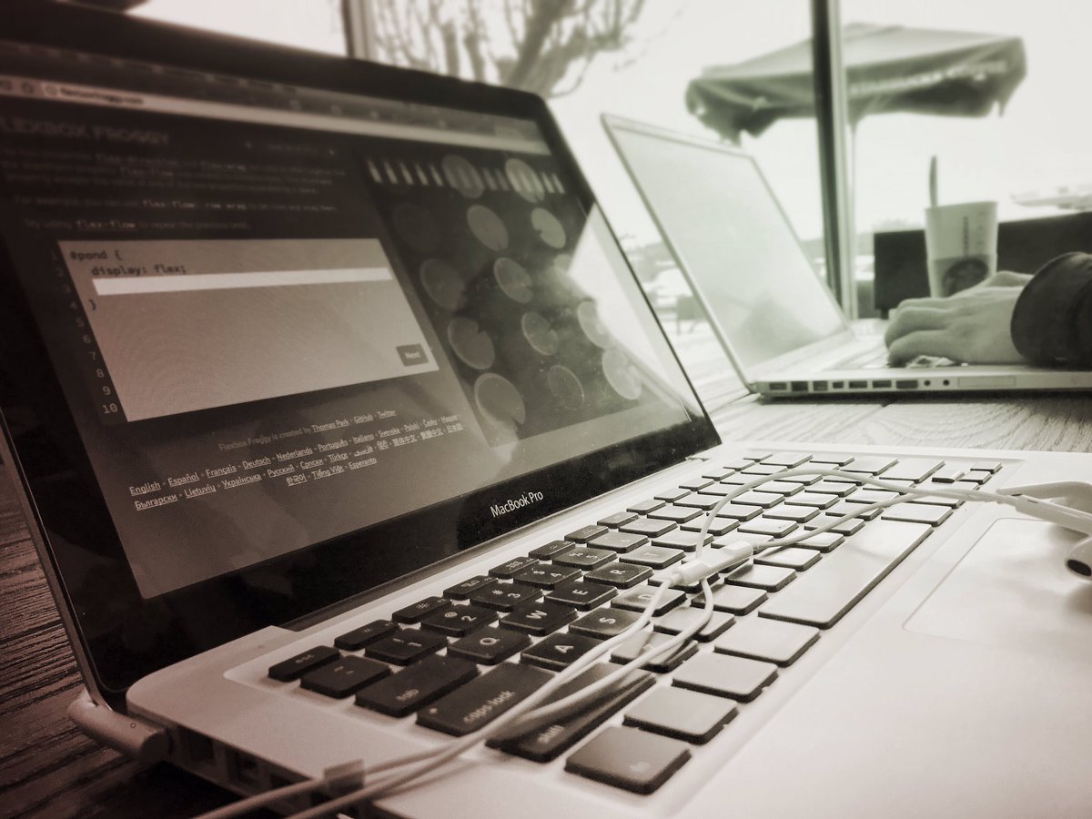 #100daysofcode let's grind  @CITY_TERRACE ☕️✅🏃✅🌲✅🙏🏽✅💻🤠✅💪🏽day 4✅#flexboxfrogy #CodeNewbie ✅