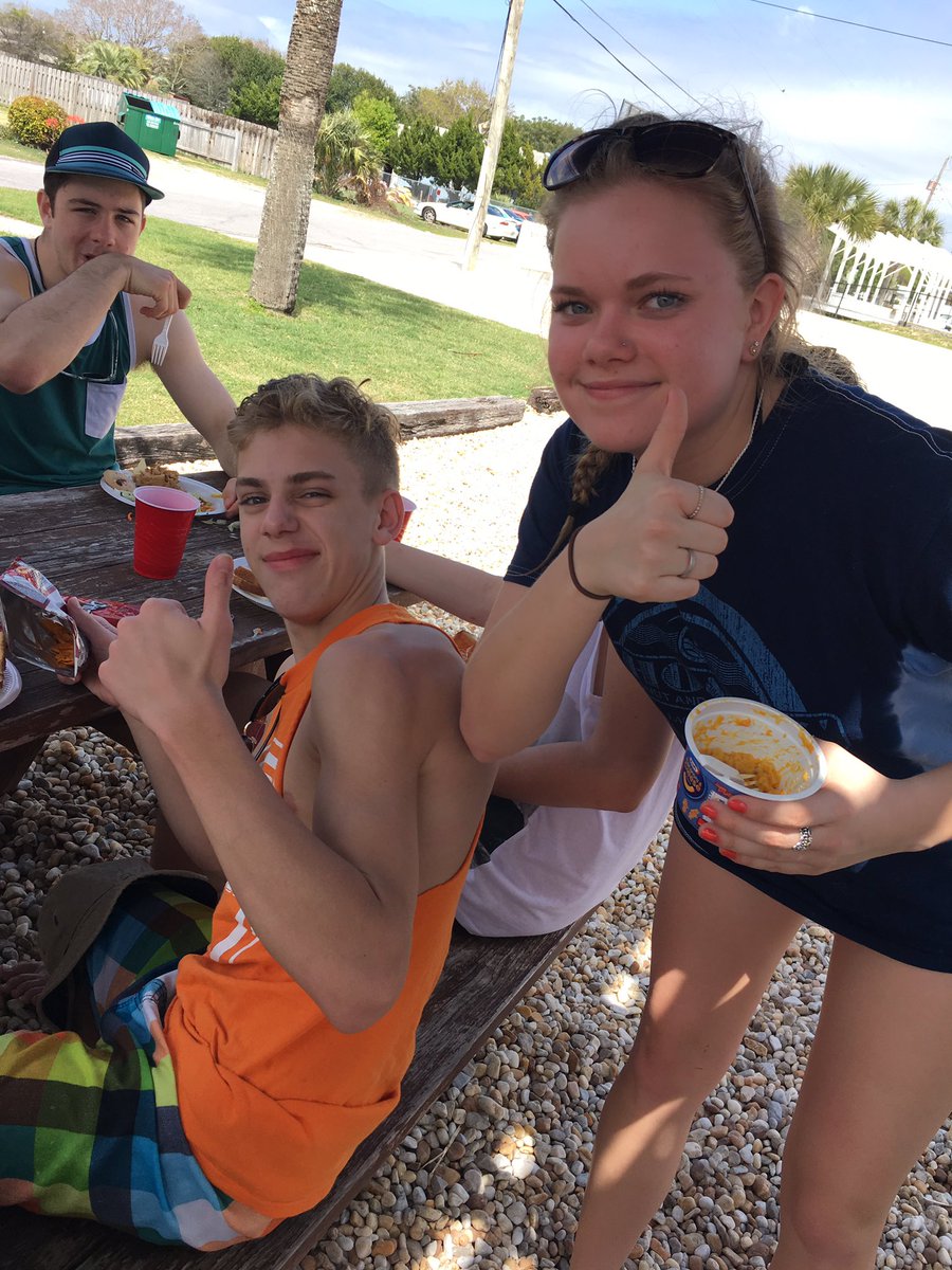 gypsycrushin's tweet photo. who says sophomores and seniors can't be friends ???? https://t.co/2BVFzleks6