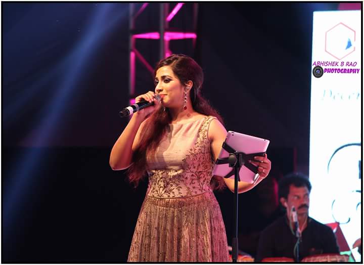 nimasha4sg's tweet photo. *NEW CLICKS*
#MelodyQueen @shreyaghoshal at #Sentia2017 in Mangalore on 23rd Mar 2017.#ShreyaGhoshalLiveInMangalore #NewOutfit #MITE https://t.co/0ctDuH6OgZ
