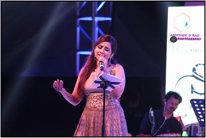 nimasha4sg's tweet photo. *NEW CLICKS*
#MelodyQueen @shreyaghoshal at #Sentia2017 in Mangalore on 23rd Mar 2017.#ShreyaGhoshalLiveInMangalore #NewOutfit #MITE https://t.co/0ctDuH6OgZ