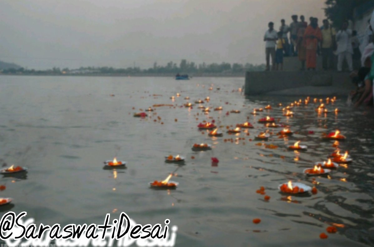 También se lanzan barcos de papel o lamparillas encendidas a los ríos sagrados. #FestividadesDeIndia #Diwali #MotherGanga