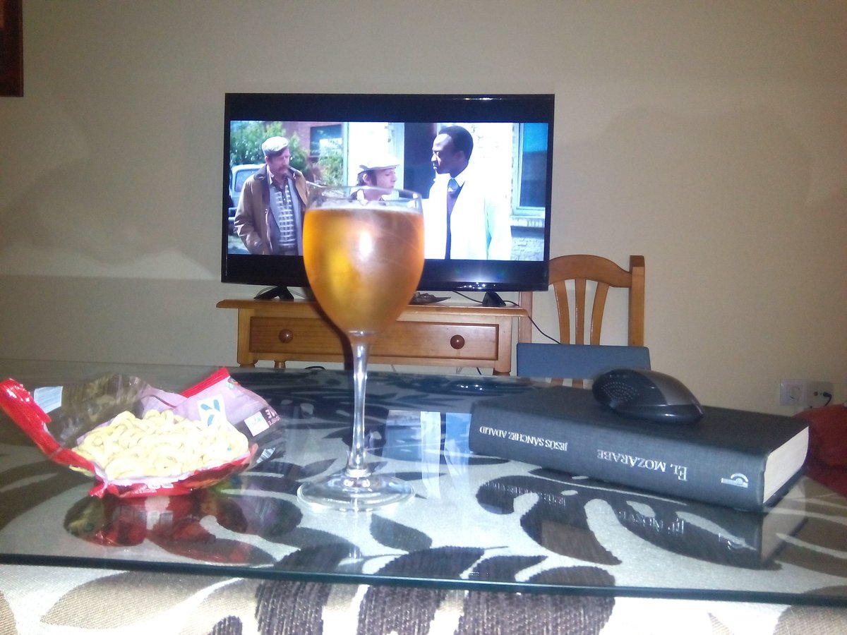 anicetomr's tweet photo. Tarde de perros fuera = Peazo tarde casera, viendo #ElMédicoAfricano con @margarvic_vi 🍺👌 https://t.co/v9j6VvPJEU