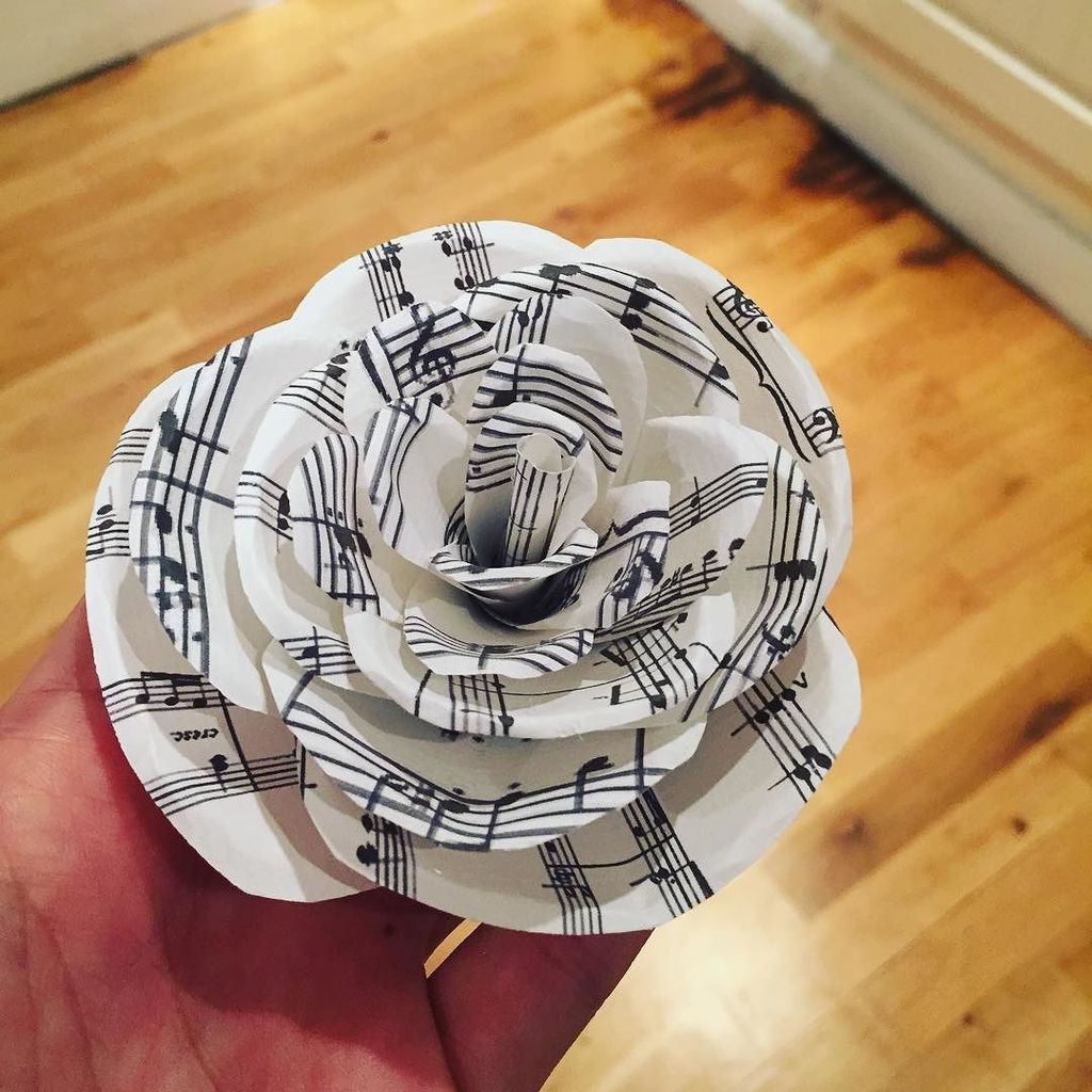 beckyjpulley's tweet photo. Upping my crafting game... #crafting #paper #flowers #music #burntfingers #craftingweekend https://t.co/CfzUC0nG0V https://t.co/7LfVoynMNI
