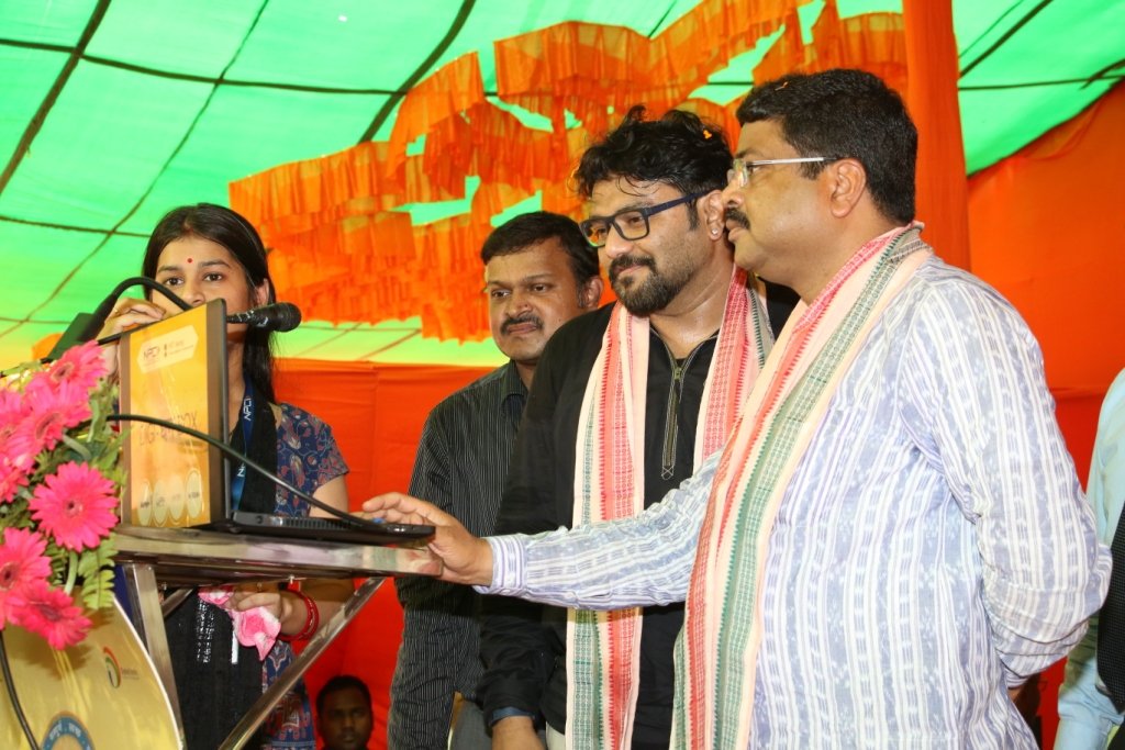 HPCL's tweet photo. Hon'ble Ministers S/Sh @dpradhanbjp & @SuPriyoBabul at #DigiDhanMela in Puri Odisha promoting cause of #DigitalIndia #LessCashLess @PMOIndia https://t.co/HRw7mSUgl3