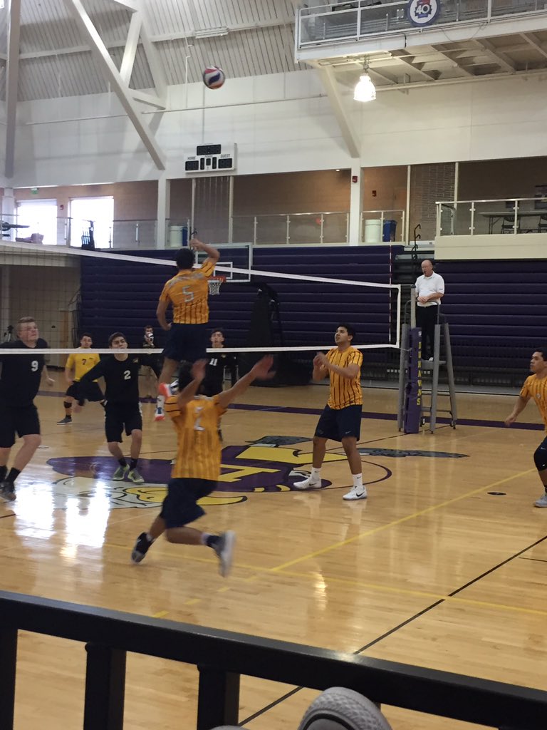 nathalie120270's tweet photo. Cheering on Graceland University's Men's JV Volleyball #gracelandathletics #gracelanduniversity #guyellowjackets https://t.co/Ja6877R2pU