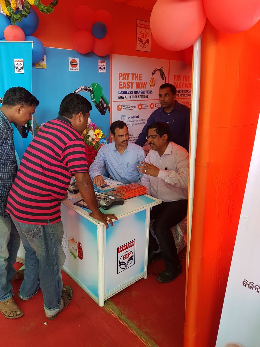 HPCL's tweet photo. Hon. Min @dpradhanbjp, @SuPriyoBabul inauguratd #DigiDhanMela in Puri Odisha
#HPCL Stall at d event for cause of #LessCashLess #DigitalIndia https://t.co/2QqEzfMUtr
