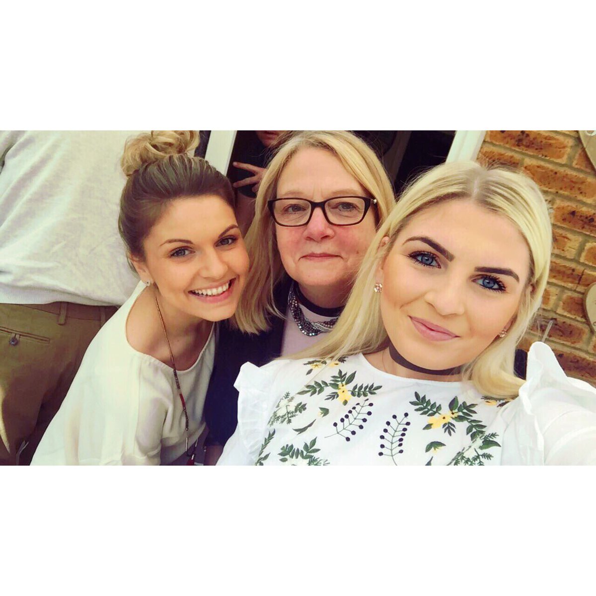 _clarissadyer's tweet photo. Besties. 💫🌟💚💛 https://t.co/0tTcBdDSKy