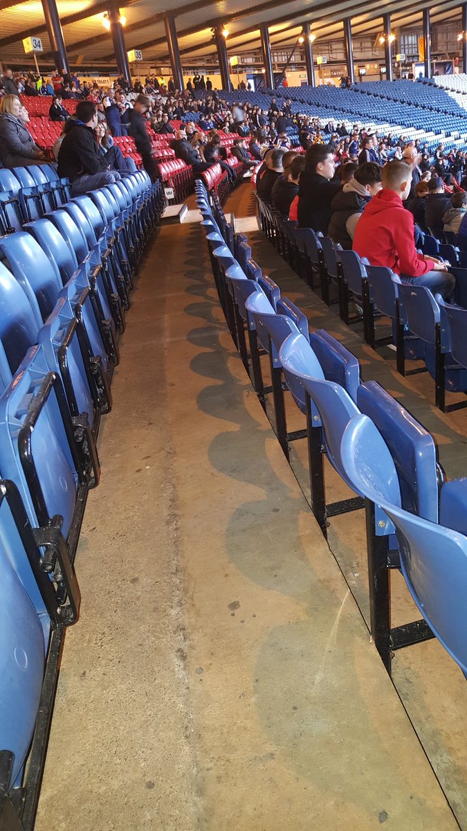 FatEck's tweet photo. 4 mins til kick off ... #heavin https://t.co/2YvjxKbzyL