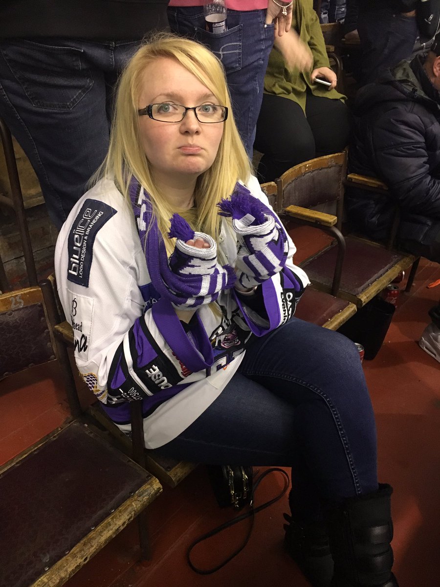 KatrineArmour's tweet photo. @misspooh2012 has fashioned some lovely mittens out of her scarf. Possible merch idea @BraeheadClan? #murrayfieldisfeeezing https://t.co/s4DBFXu6YK