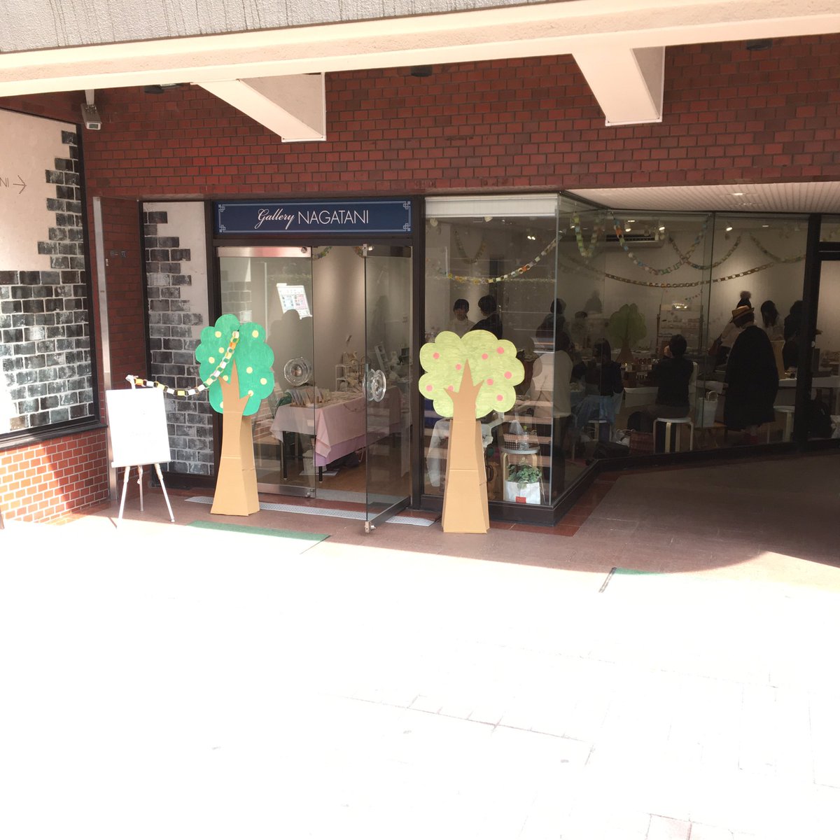 treefestival_h's tweet photo. こんばんは〜
やっと！色々な精算やら検品やらが終わりました✧
2度目のツリーフェスティバル主催として、去年以上にたくさんのお客様に足を運んで頂けたこと、SNSでの応援、参加作家様やギャラリー様など、本当にたくさんの方々に感謝の気持ちでいっぱいです♪
2日間ありがとうございました🌳 https://t.co/dEg8BafLhp