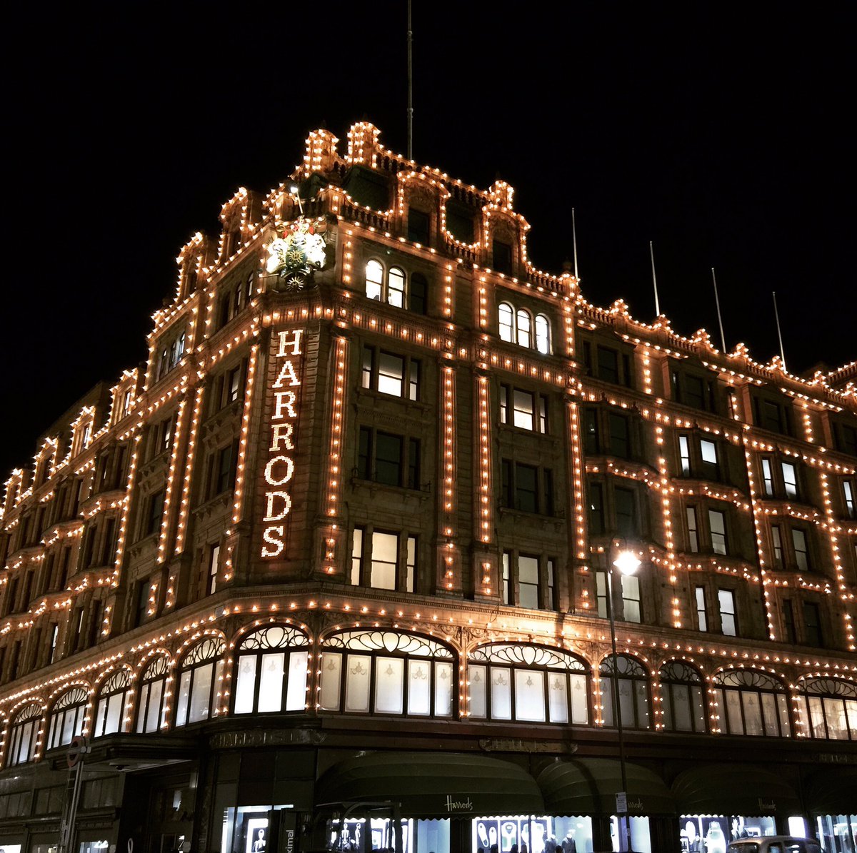 TravelBlob's tweet photo. #harrods #London #shopping #luxury #splurge #windowshopping #notspending #nightphotography #lights #night #travel #adventure #england https://t.co/us1uOGdT5M