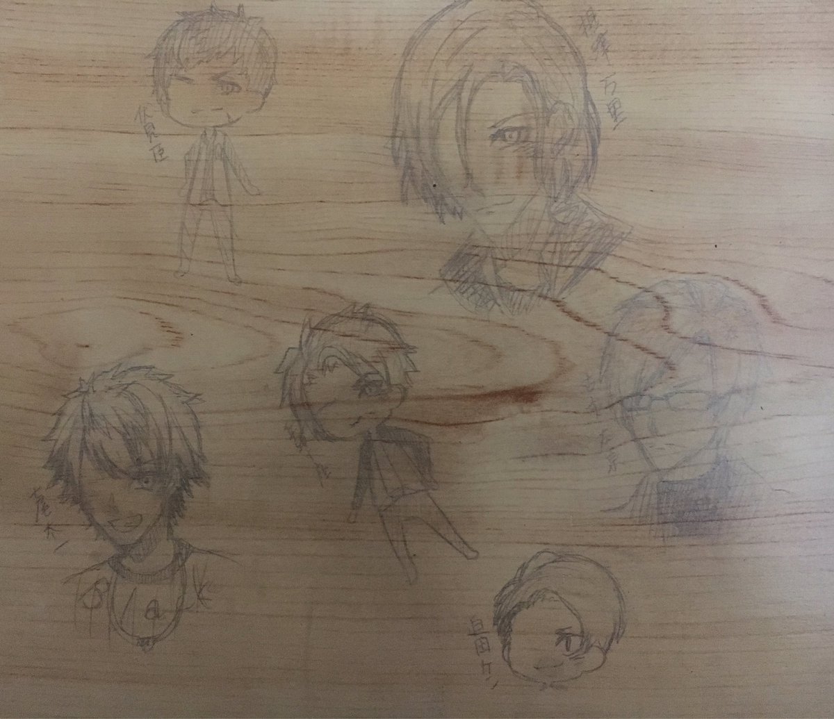 miiiii_323's tweet photo. 秋組ストーリーを読みながら落書き✨(部屋に置いてあったいらない板に…)これ時間ある時に春夏秋冬やろうかな）Oo｡.（´-`）
#A3! #秋組 #摂津万里 #兵頭十座 #古市左京 #七尾太一 #伏見臣 https://t.co/x1WIcEoTJk