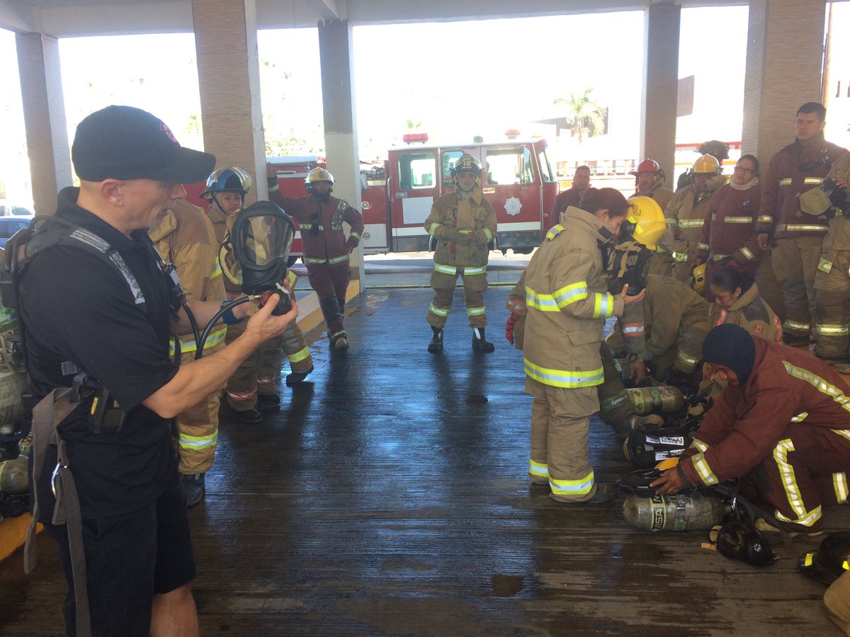 BomberosCsl's tweet photo. Iniciamos curso de Manejo de SCBA, administración de aire y RIT. En #BomberosCSL #Cabo por instructor José Troncoso. #BomberosLatinos https://t.co/xZdfuVdw3Q