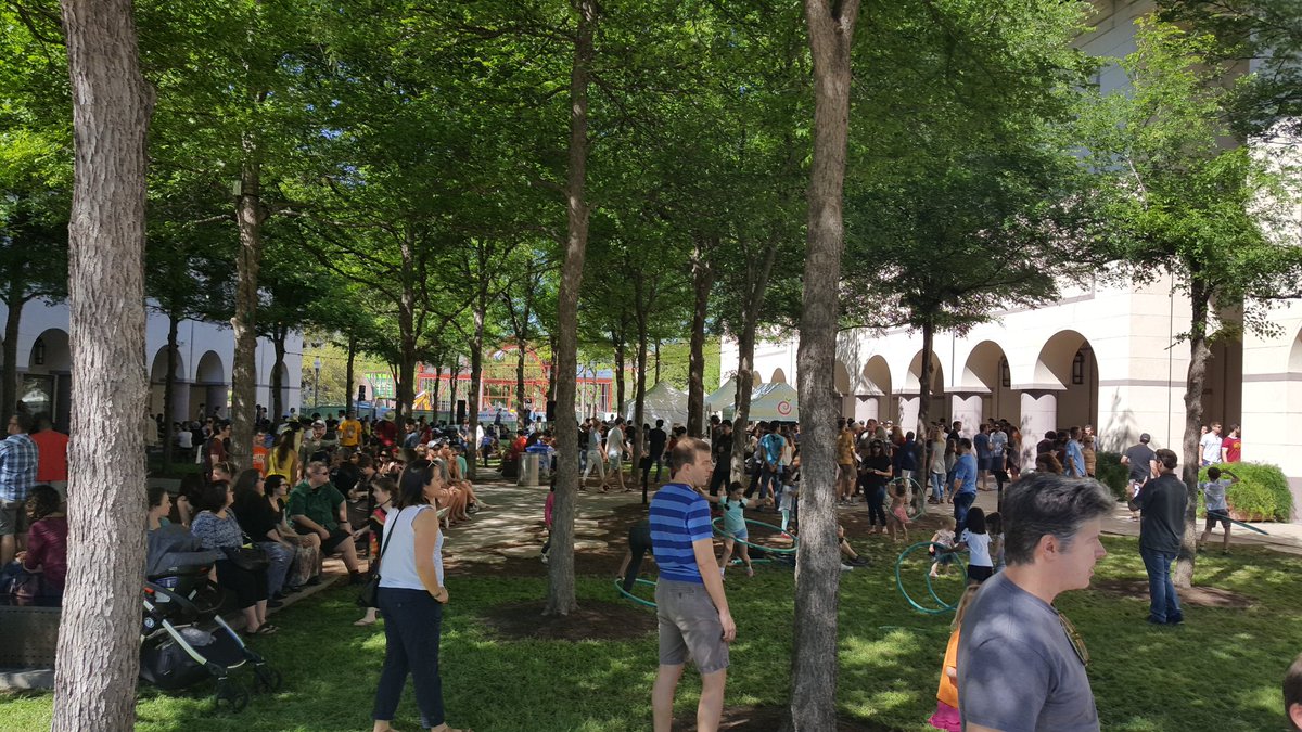 jasonrex79's tweet photo. Showing T-Mobile love at the Blanton Museum of Art block party!!  #T-Mobile #ATX #BlantonBlockParty #TMobileTuesdays #UnCarrier #Goodtimes https://t.co/5OHDByERYk