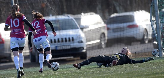 aasiiaK's tweet photo. Den när man blir lurad upp på läktaren så är det lika bra att ligga kvar... 😂😂 har aldrig hänt mig förr på det viset. Rätt kul faktiskt 😅 https://t.co/w2nxNK7BXh