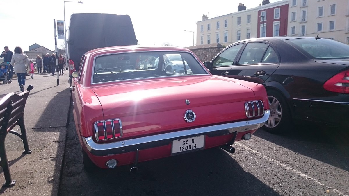 Djambrina's tweet photo. Sorpresón: encontrar en Irlanda este precioso @Ford #Mustang. Y con el volante en el lado que tiene que ser. Casi se me cae una lagrimilla. https://t.co/jUdttWxtHf