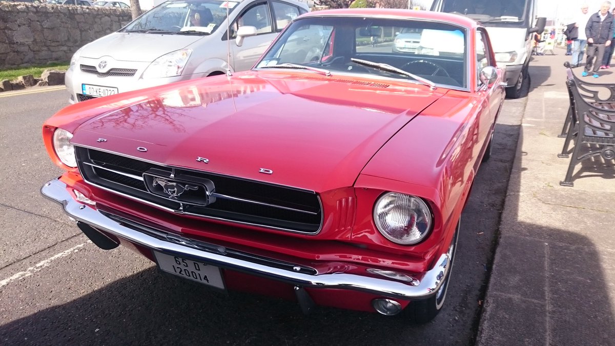 Djambrina's tweet photo. Sorpresón: encontrar en Irlanda este precioso @Ford #Mustang. Y con el volante en el lado que tiene que ser. Casi se me cae una lagrimilla. https://t.co/jUdttWxtHf