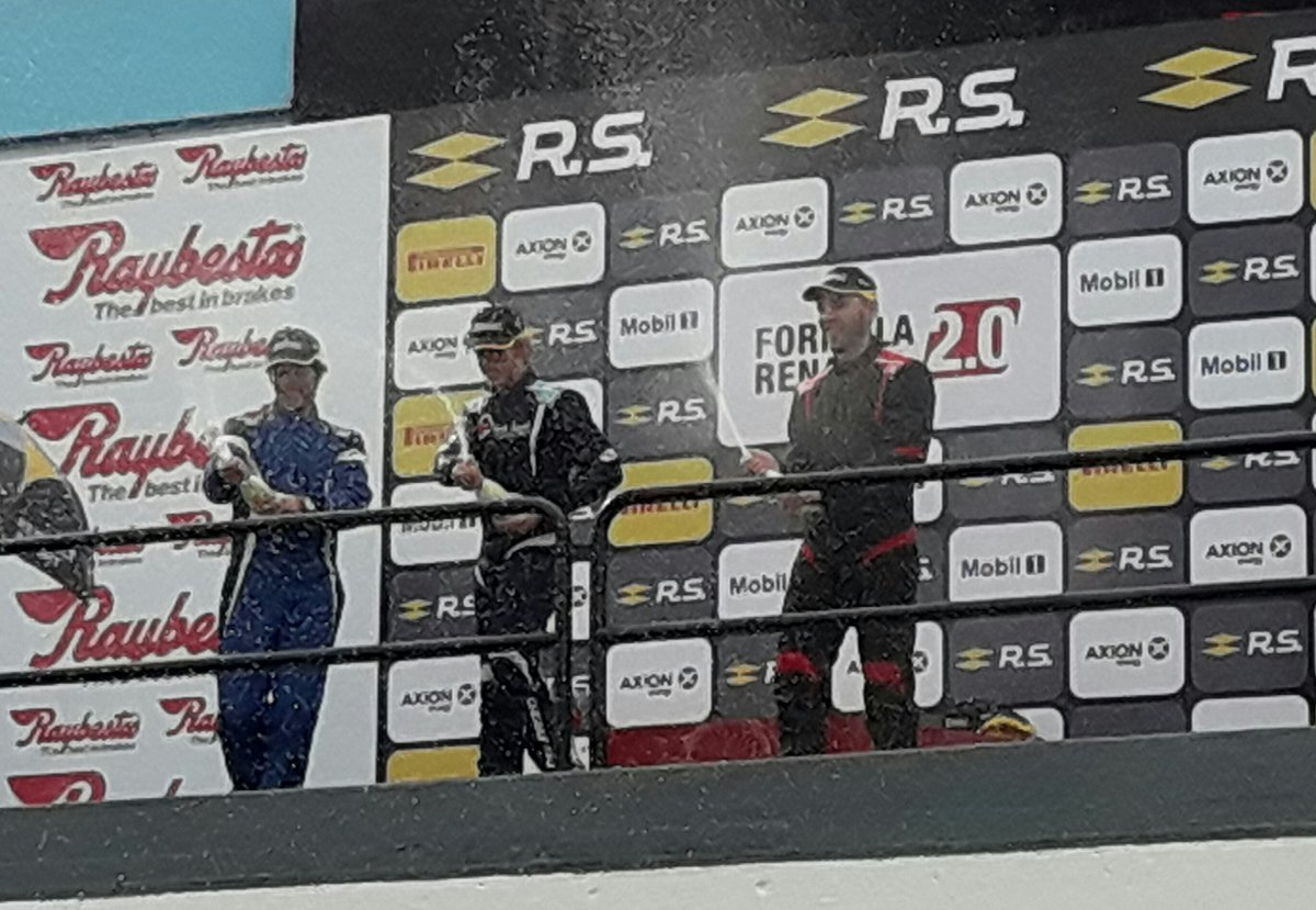 pabloculela's tweet photo. El festejo en el podio de la @FRenaultOficial con el ganador @hernanpalazzo01 en el centro https://t.co/ykKnCOzqPH