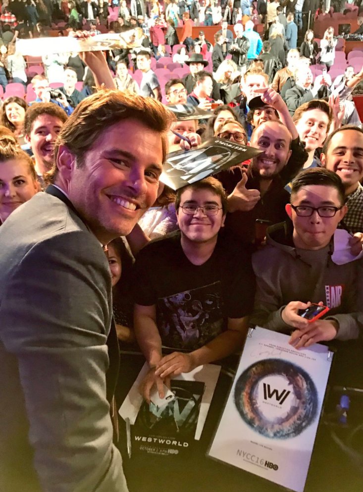 WestworldFRA's tweet photo. Le cast avec des fans après le panel. https://t.co/u5Ig5A9q8y