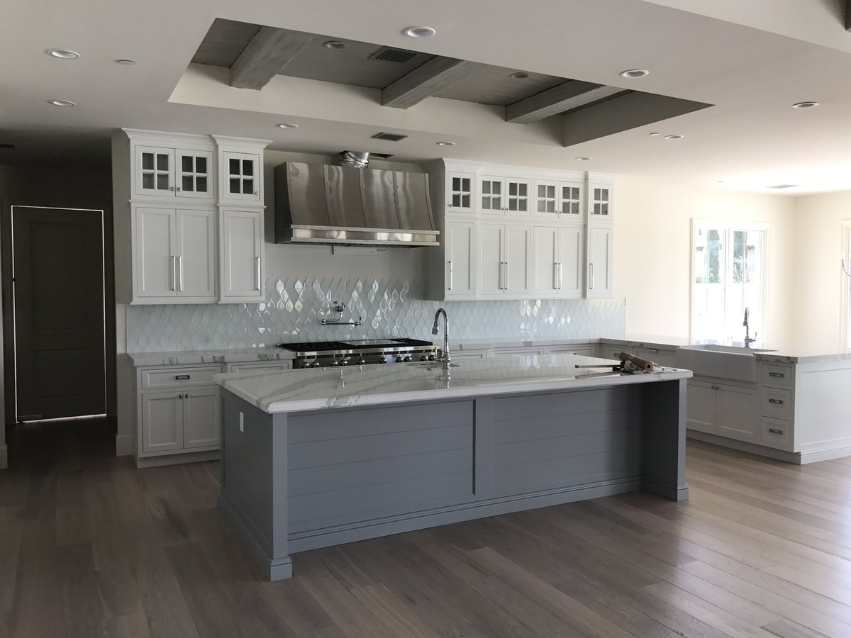 DesignGirlAZ's tweet photo. Isn’t this Kitchen to die for? Everything is being set &amp; finished to continue the process so we can start placing furniture throughout! https://t.co/Ugnb27MjfY