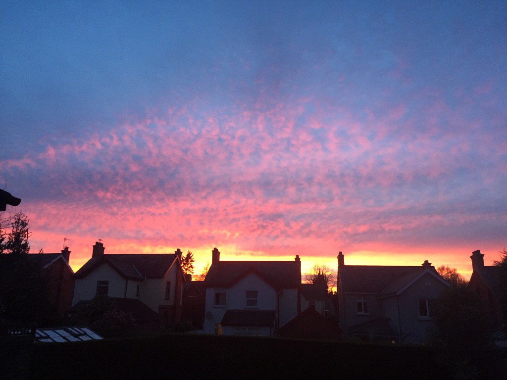 felicityhuston's tweet photo. #Belfast #Belfastsunset #belfastsky# photo doesn't do it justice. Just look out your window! https://t.co/zukh526Sc7