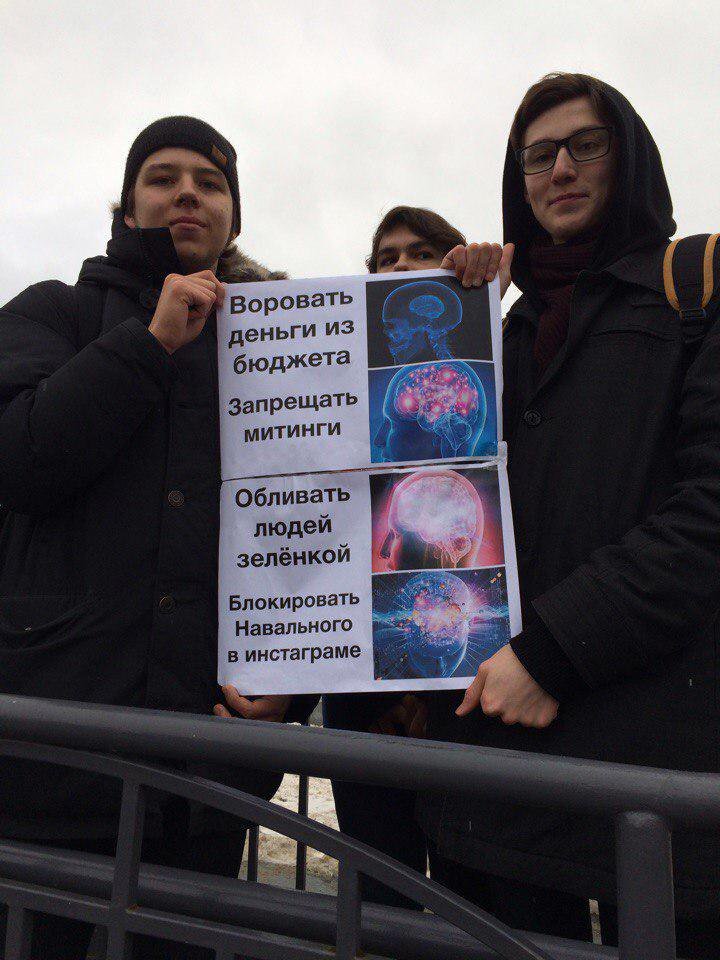PolitCreative's tweet photo. Сколько нужно креативщиков, чтобы держать один листок? #Politcreative https://t.co/exslxBRzcd