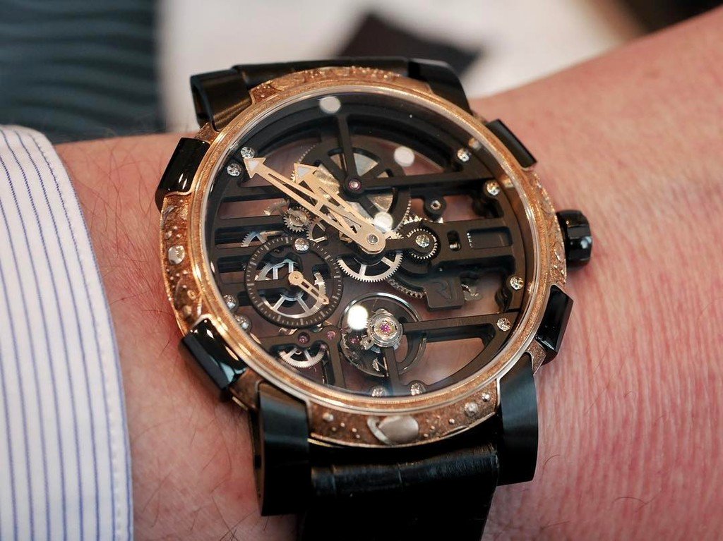 lordsofwatch's tweet image. #baselworld2017 @romainjeromewatches Skylab 48 Red Engraved ☄️ (detailed features and pict… ift.tt/2nCK2zo