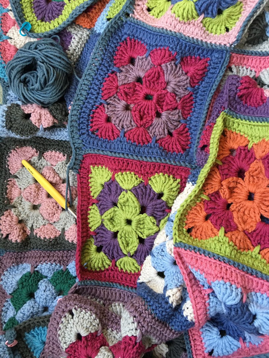janelouise0911's tweet photo. @HandmadeHour Making slow but steady progress on the #tricolour blanket- ends sewn in and border started 😊#HandmadeHour #CrochetProgress https://t.co/f2xcCljpjM
