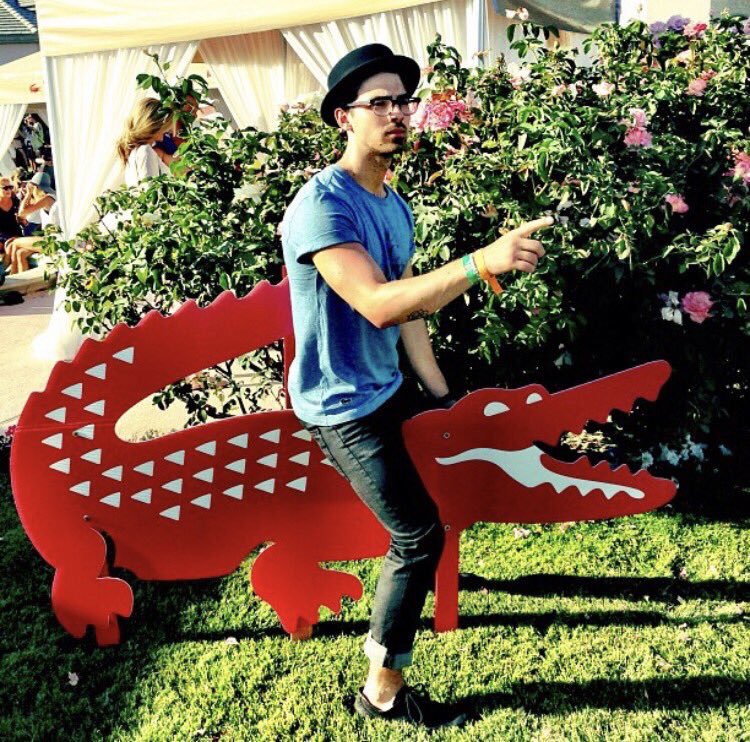 JonasThrowbacks's tweet photo. Which way tho? https://t.co/aZSOrcoLAX